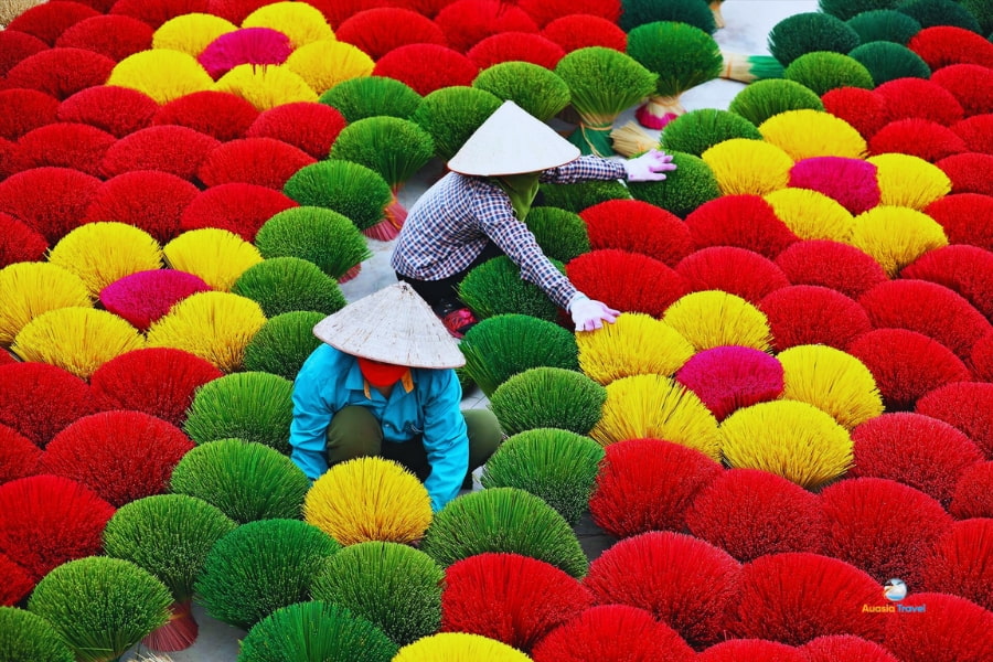 Workers arranging colorful incense sticks in Quang Phu Cau Vietnam – Auasia Travel